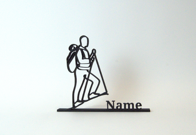 Figura personalizada 3D de excursionista caminando por la montaña