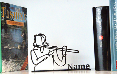 Escultura de arte lineal musical con flautista femenina