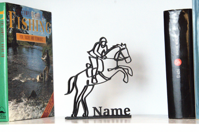 Escultura ecuestre de arte lineal con caballo rampante