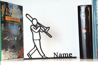 Escultura minimalista de músico tocando la trompeta