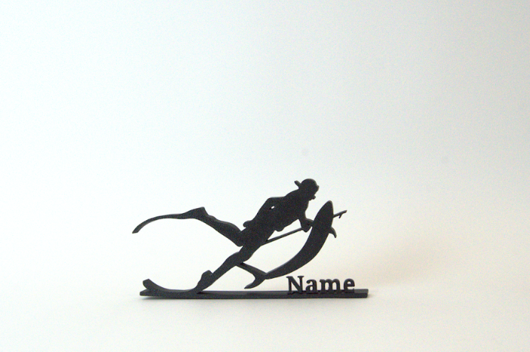 Escultura artística de buzo y océano minimalista