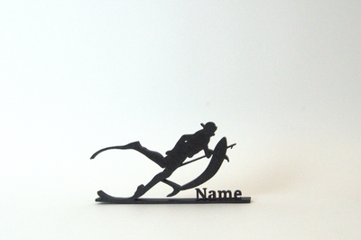 Escultura artística de buzo y océano minimalista